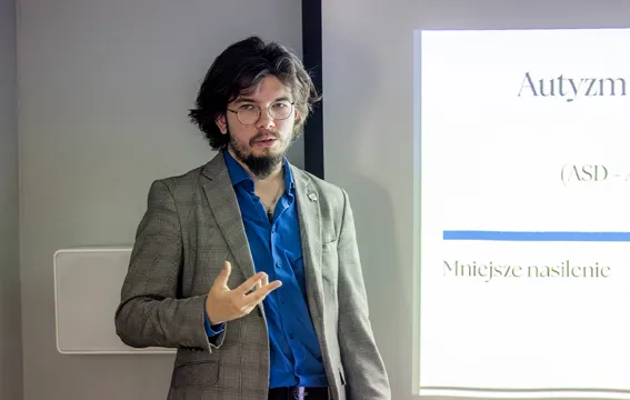 Wiktor prowadzi prezentację o spektrum autyzmu