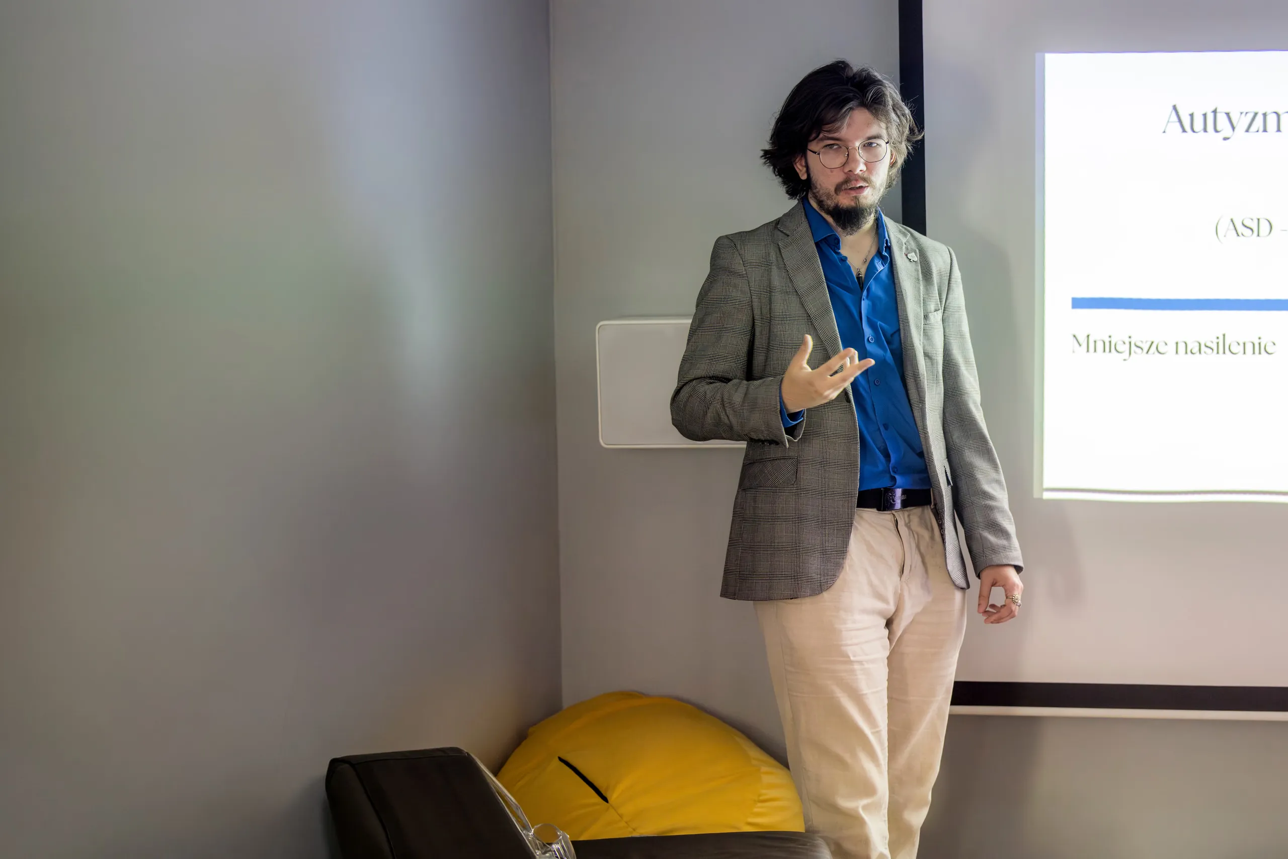 Wiktor prowadzi prezentację o spektrum autyzmu